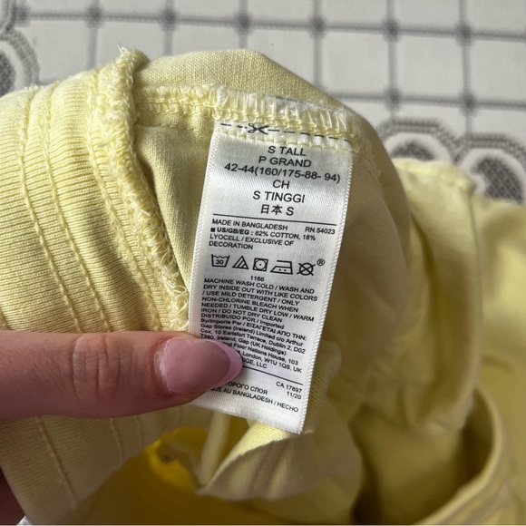 GAP Soft Yellow Drawstring Shorts with Relaxed Fit size small - Picture 6 of 7